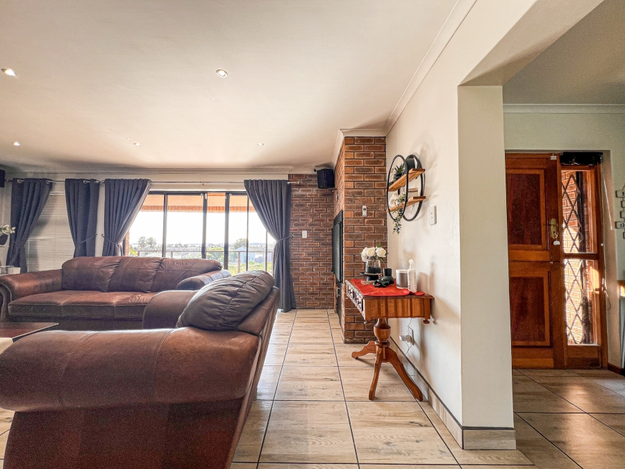 4 Bedroom Property for Sale in Middedorp Western Cape